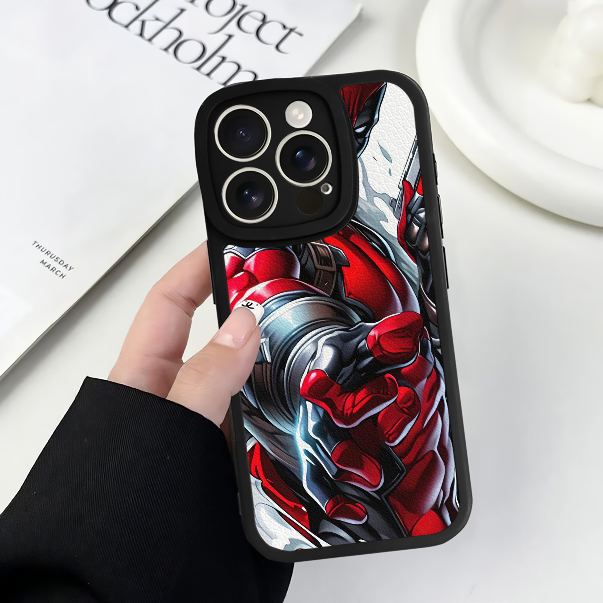 （画像用） Deadpool デッドプール 【iPhone 16シリーズ対応】シリコンスマホケース（レザー調） 材質：シリコン